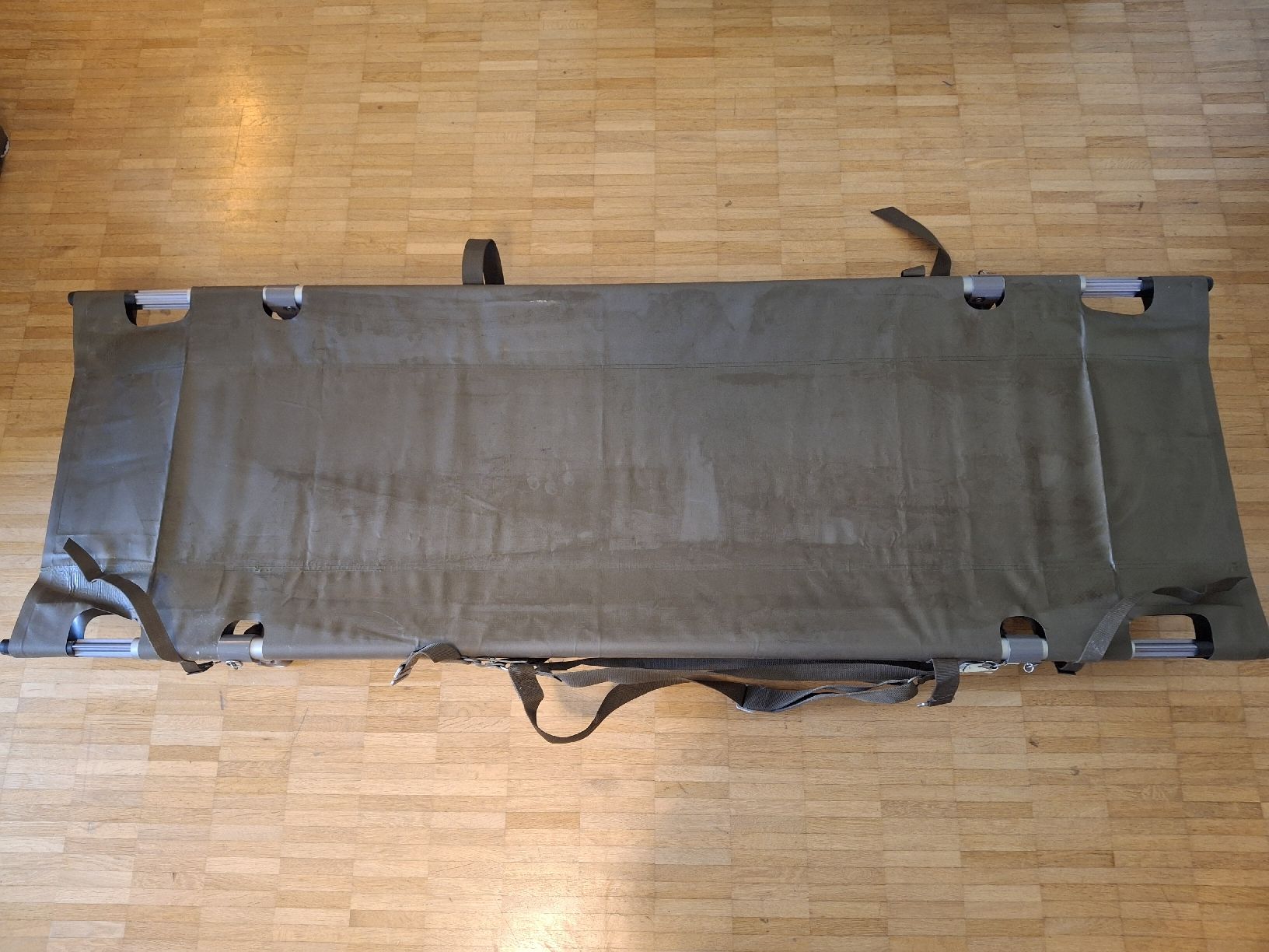 Chaises longues: Armee Tragbare/ Krankenbare/Feldbett – D'occasion à Birsfelden par Snezana86
