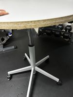 Runder Stehtisch höhenverstellbar auf Rollen weiss