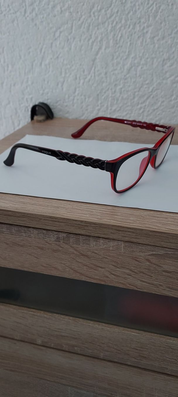 Brillen & Gläser: Rote Vogue Gleitsicht Damenbrille. – Gebraucht aus Ostermundigen von Chrigu1957 2