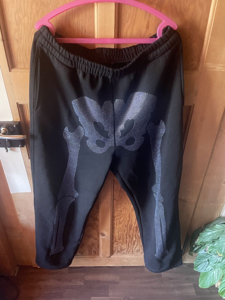 Pantaloni: Skelett Trainerhose mit Glitzersteinen – Usato da Lenk im Simmental venduto da banane50626
