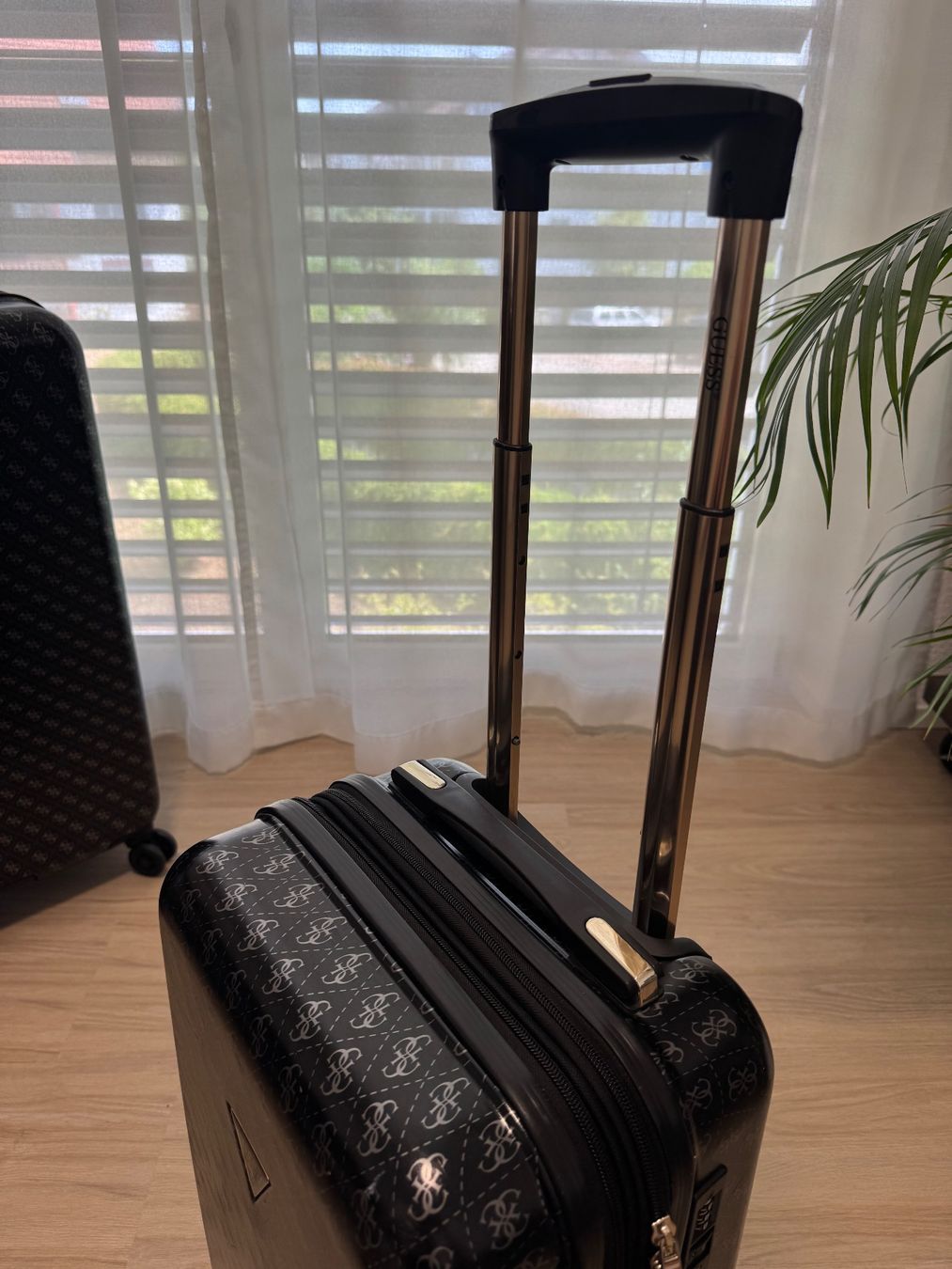 Valises de voyage: Guess Handgepäckkoffer schwarz – D'occasion à Maisprach par jokoundklaas 4