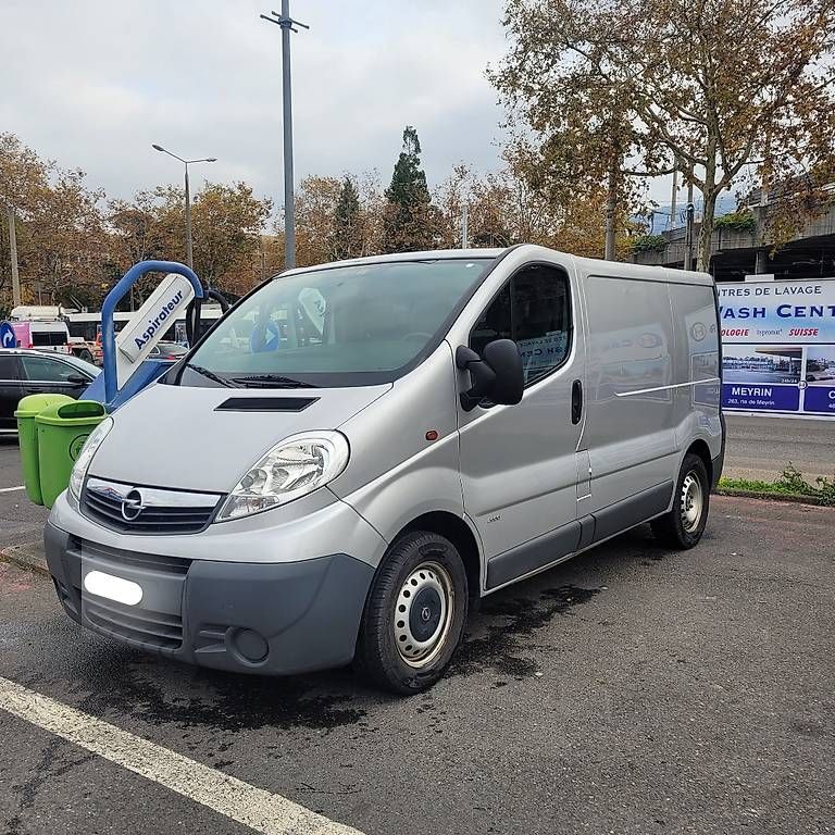 Opel Véhicules utilitaires: Opel vivaro 2.5l – D'occasion à Plan-les-Ouates par dro_g65h