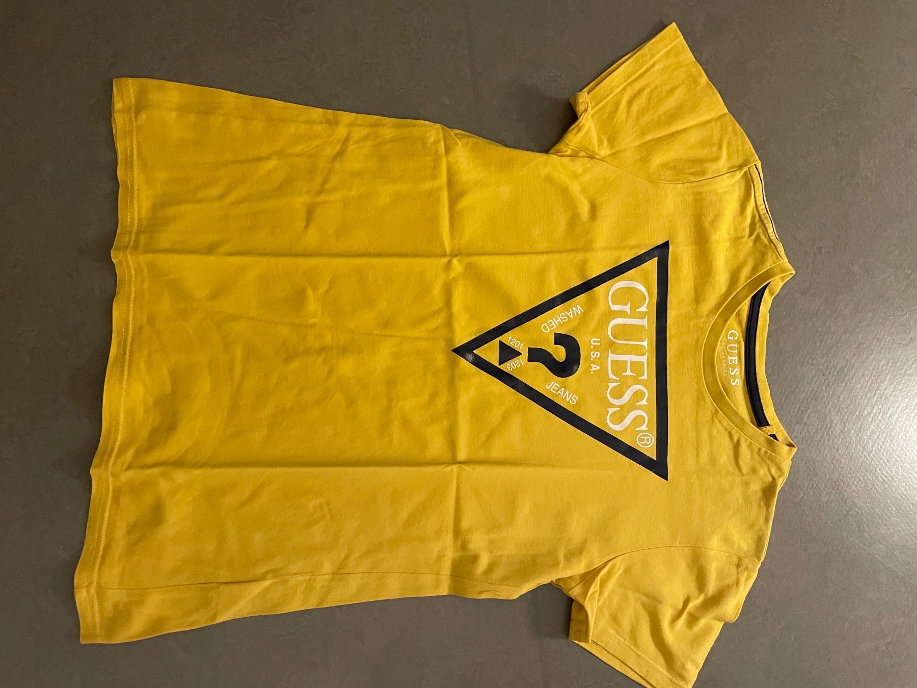 Guess Camicie, T-shirt & Polo: Guess T-shirt – Usato da Zürich venduto da Ivona3