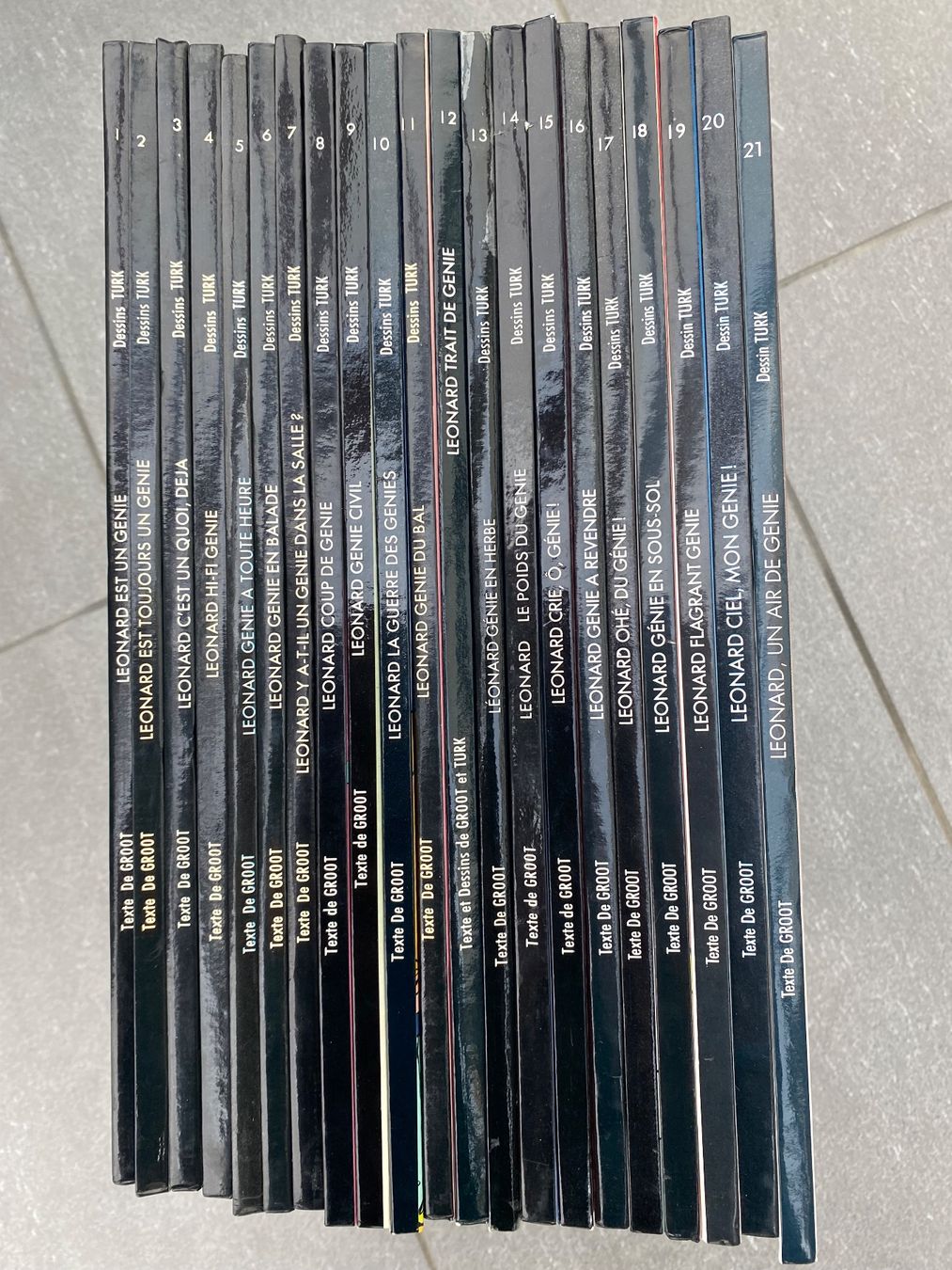 Fumetti: Lot BD Léonard - Collection T1 à T21 – Usato da Plan-les-Ouates venduto da Salvatore1995