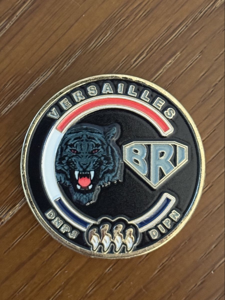 Placchette & Badge: BRI VERSAILLES - COIN – Nuovo e nell'imballaggio originale da Genève venduto da CollectorComp