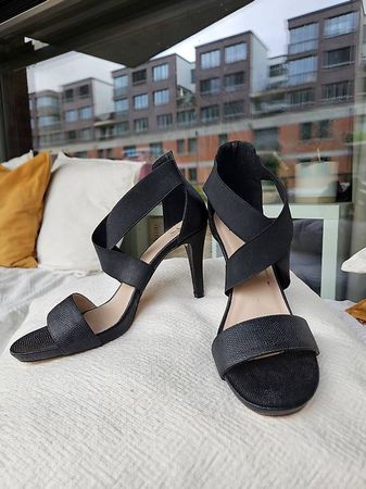 Schwarze offene High Heels Grösse 39