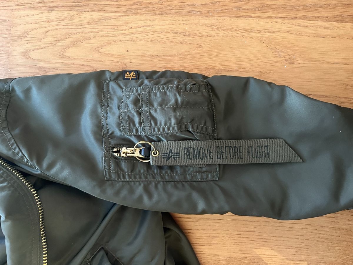 Alpha Industries Jacken: ALPHA INDUSTRIES Bomberjacke Kahki/Gold – Gebraucht aus Visperterminen von jael_andenmatten 3