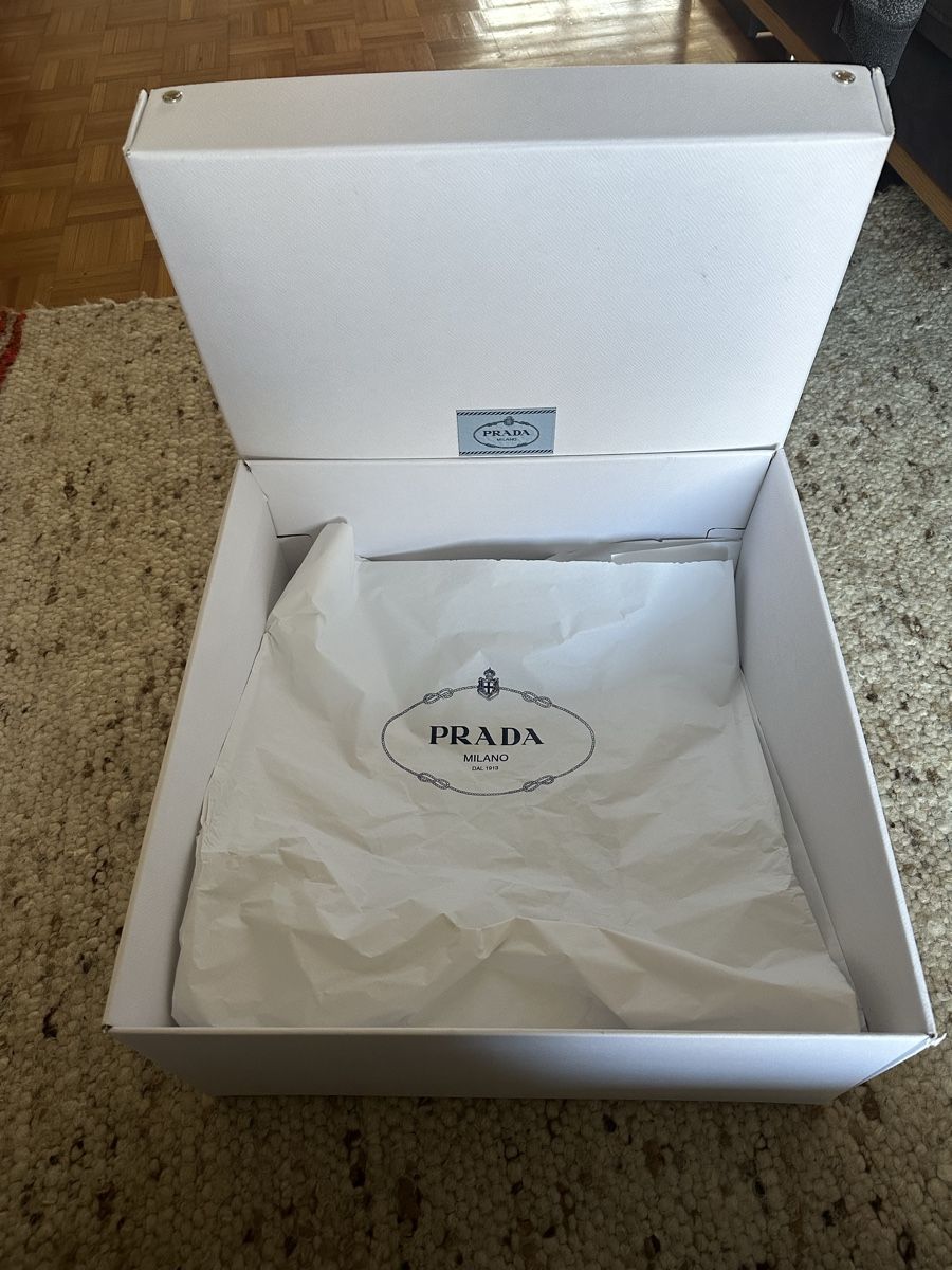 Sonstige Dekorationen & Accessoires: Prada Geschenkbox / Verpackung gross inkl. Papier – Gebraucht aus Winterthur von yan_mzy9 1