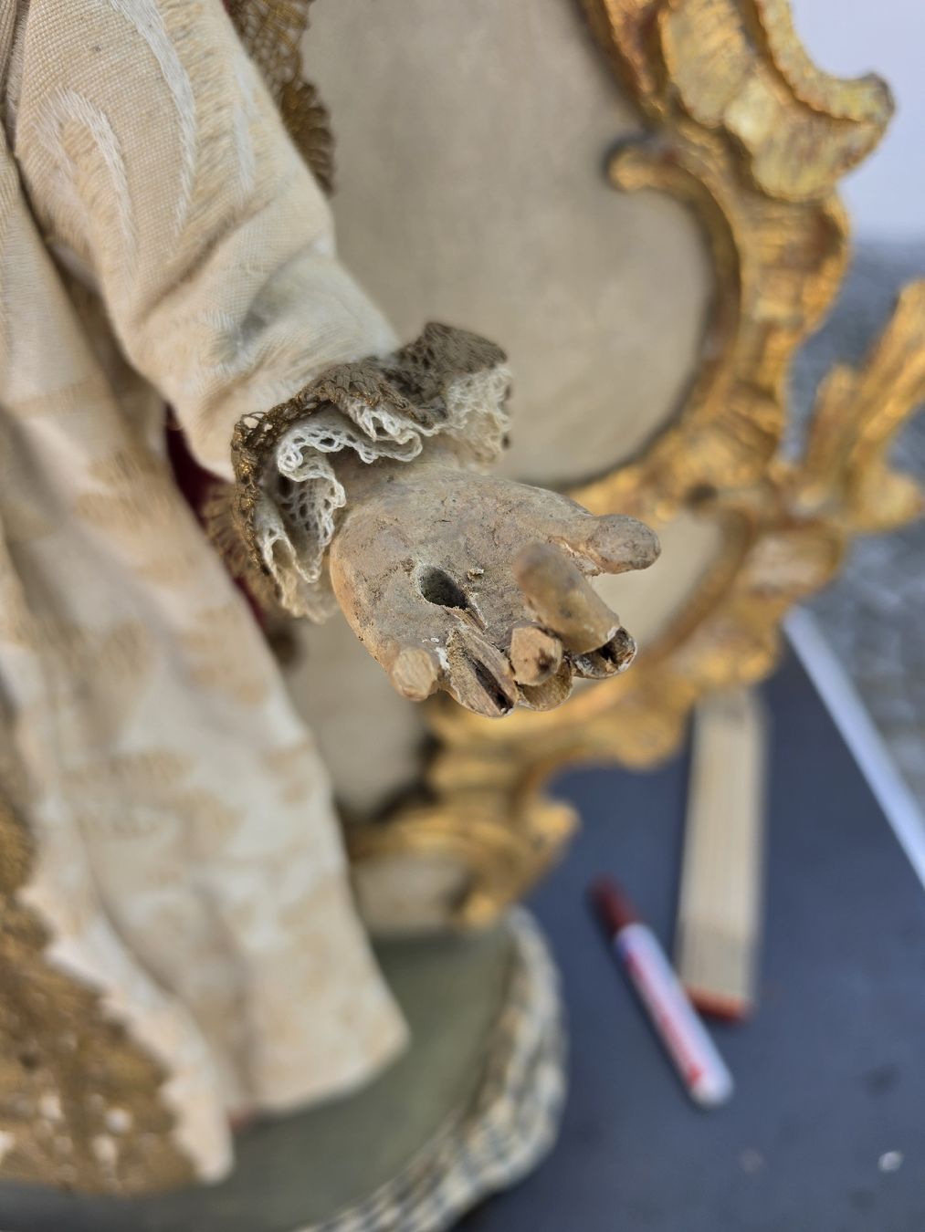 Statuette: Alte Jesuskind Figur mit Rahmen, Holz, Handgeschnitzt – Usato da Mettlen venduto da elios0888 2