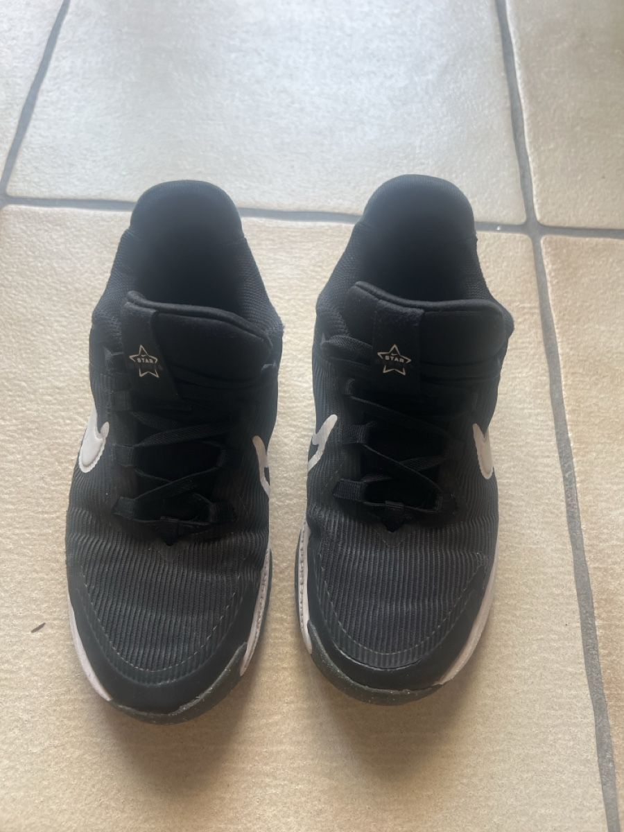 Nike Scarpe per ragazzi: Nike Kicks black white used size 34 – Usato da Bachenbülach venduto da Dana_Ondrasik