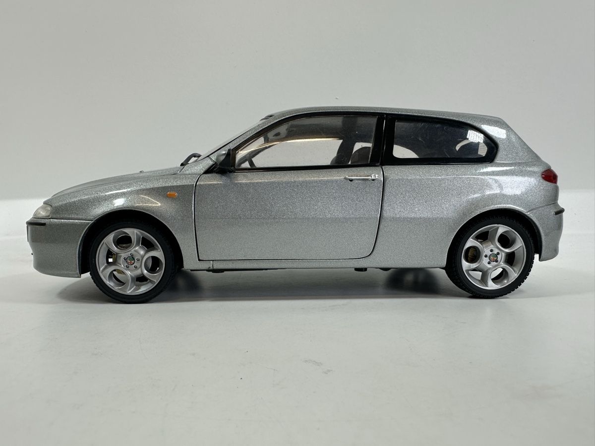 Alfa Romeo Modellini d'auto: Alfa Romeo 147 1:18, silber, RICKO – Usato da Zofingen venduto da rf9_x2xt 2