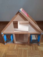 Puppenhaus mit umfangreicher Einrichtung und Puppen