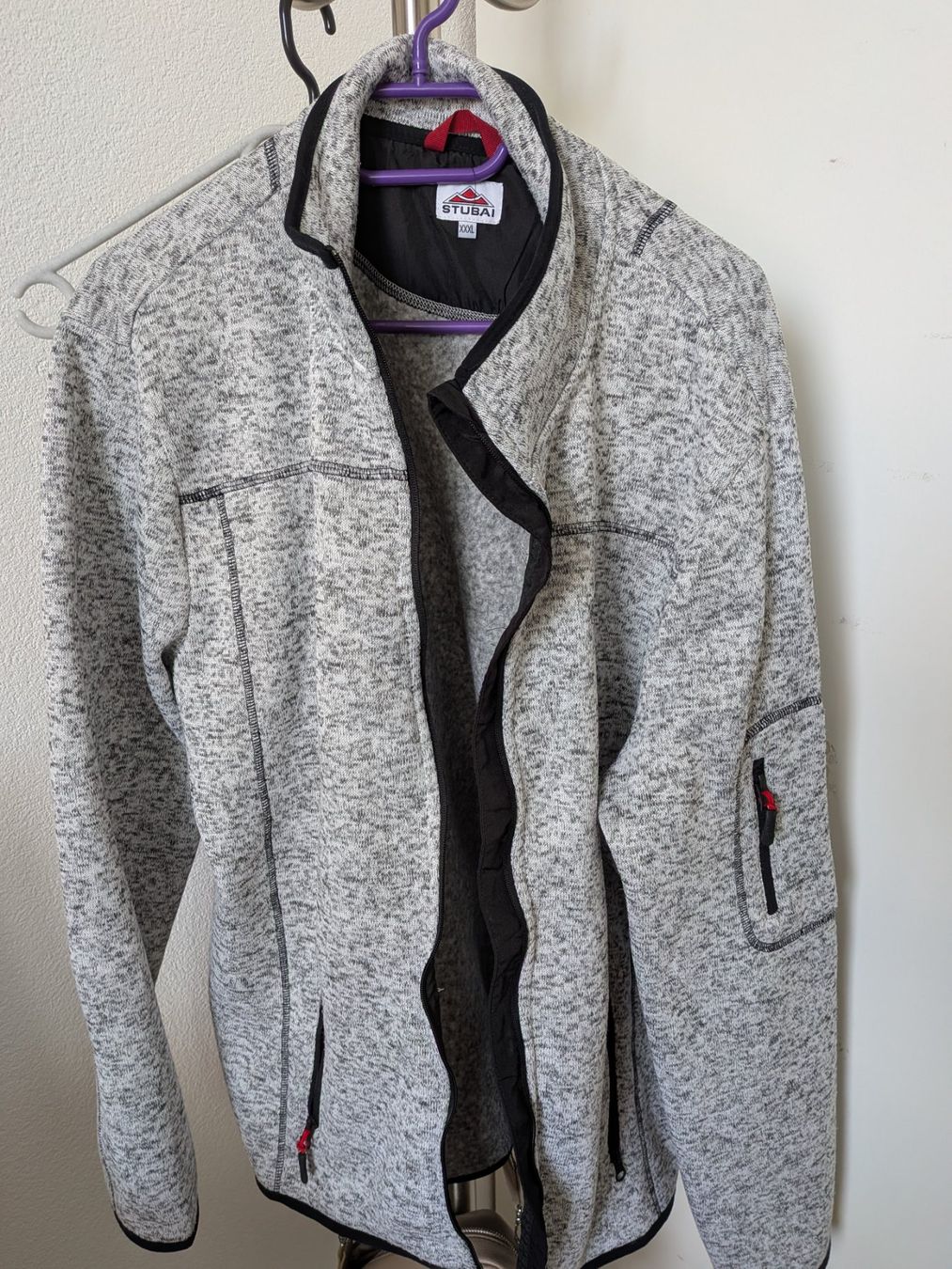 Giacche: 3XL hellgrau melierte Strickjacke mit Reissverschlüssen – Usato da St. Gallen venduto da Bisaknosp