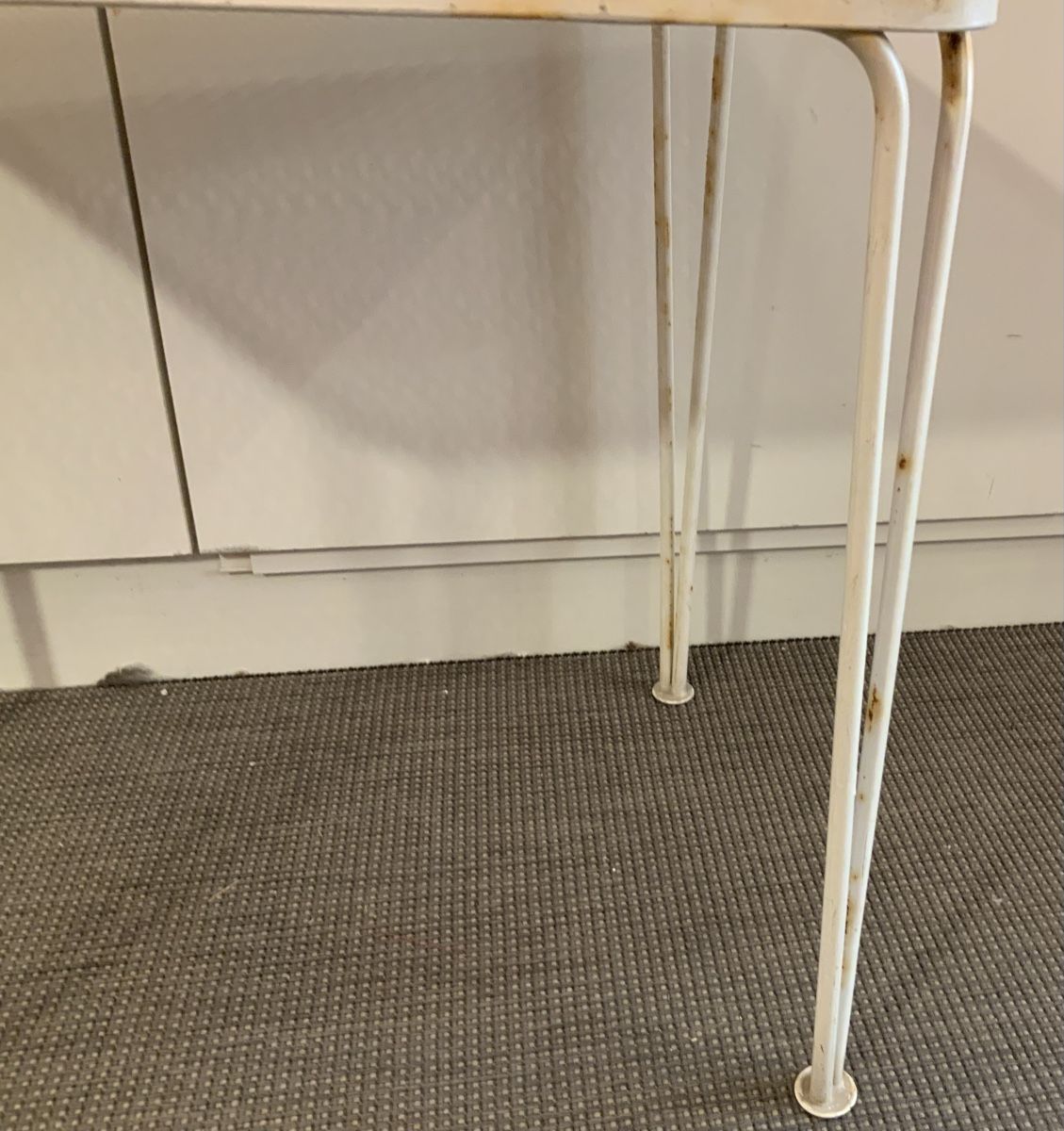 Tische: Petite table en métal perforé de style  Mathieu Matégot – Gebraucht aus rolle von Tontonjulot 4