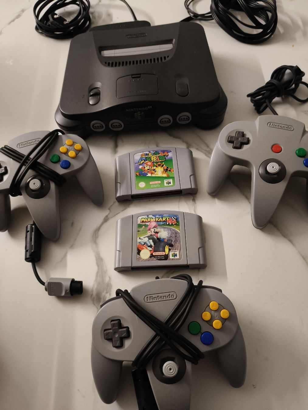 Nintendo Console: Nintendo 64 Konsole mit 3 Controller und 2 Games! – Usato da Oensingen venduto da ece_8k7q 3