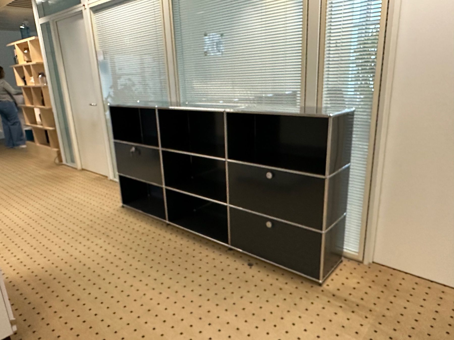 USM Scaffali: USM Highboard 3x3 Anthrazitgrau, Top Zustand – Usato da Grenchen venduto da Design-Outlet 2