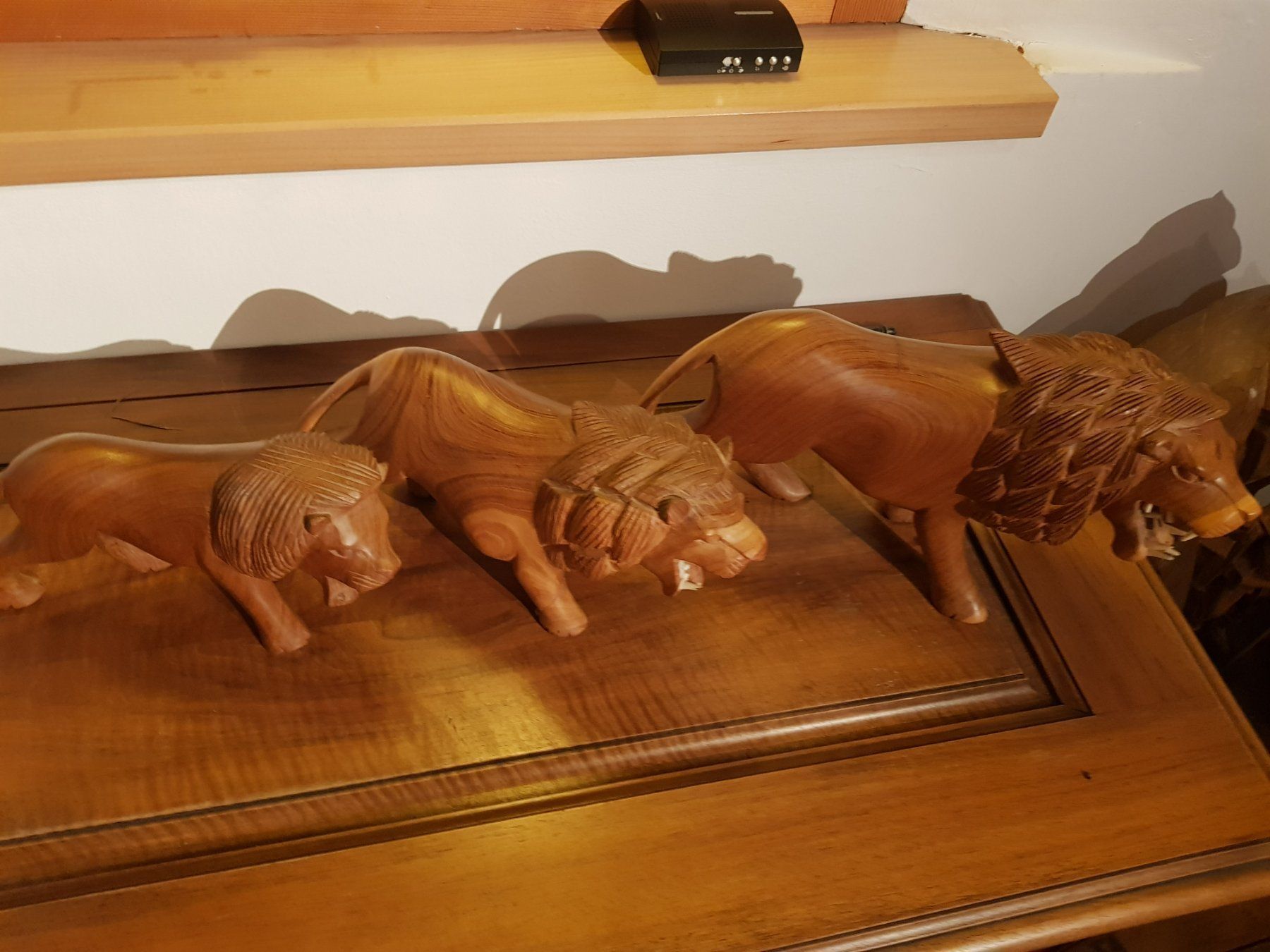 Skulpturen & Statuen: Holz/Löwe geschnitzt drei Stück – Gebraucht aus Steg im Tösstal von LARO14 5