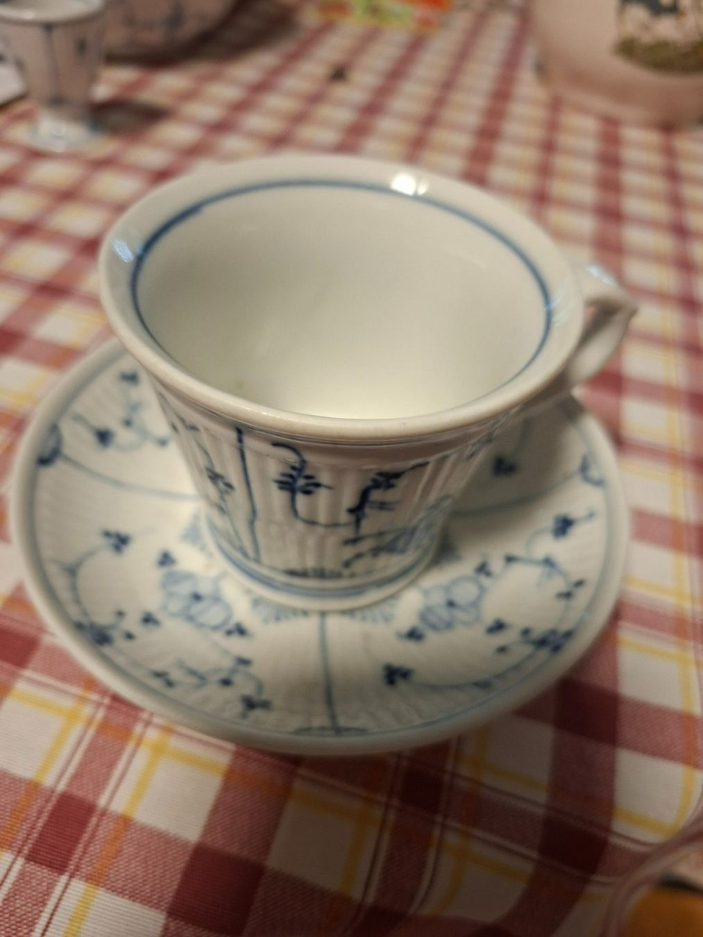 Set di piatti: Antike Rauenstein Tasse mit Unterteller – Usato da Glarus venduto da Walther06