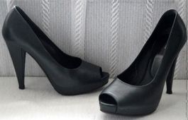 Bally Peep-Toe Pumps + ceinture / Pumps + Gürtel   Bally .37