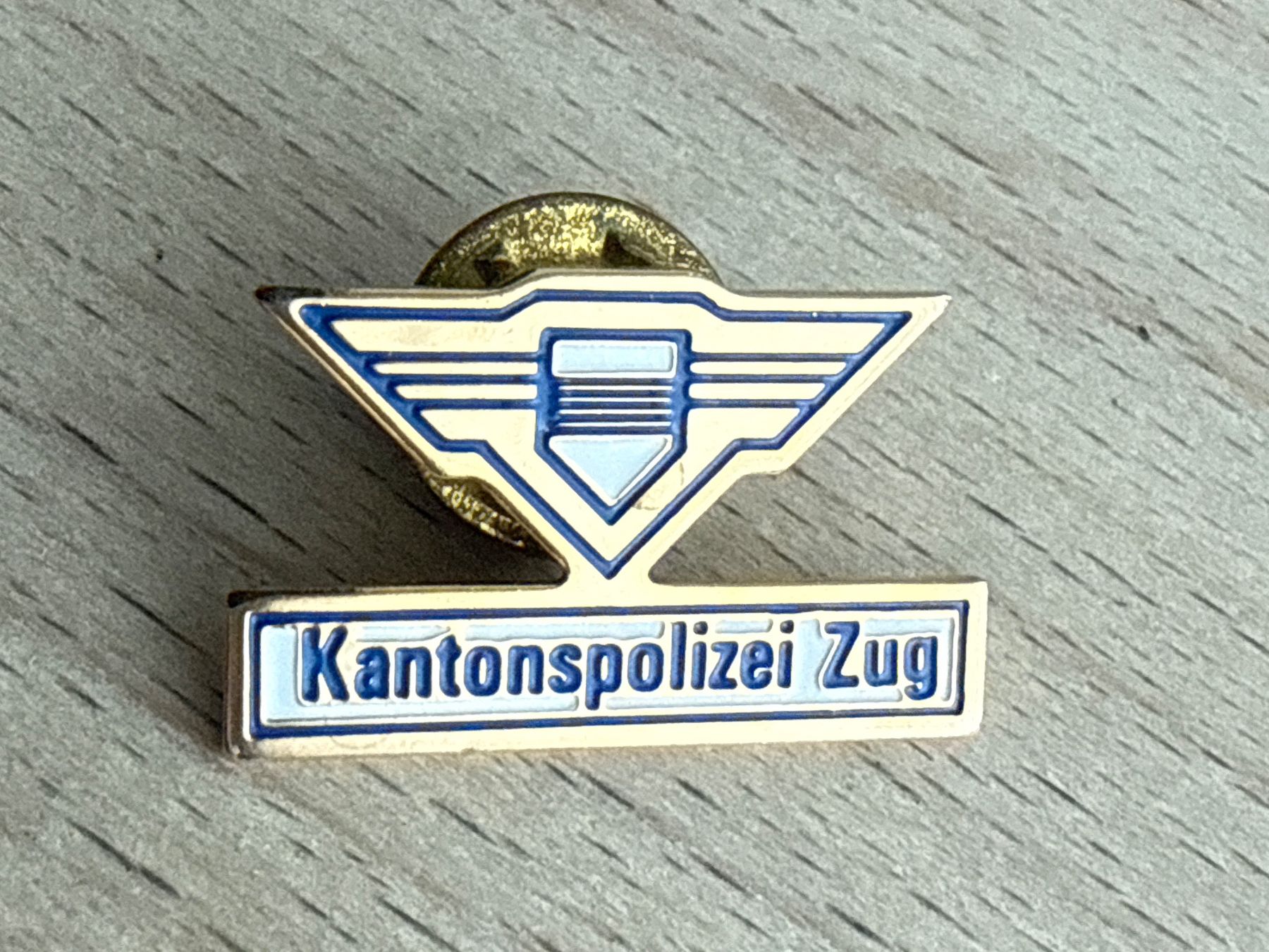 Plaketten & Abzeichen: Pin Kantonalpolizei Zug – Gebraucht aus Glattbrugg von Schweigmatt