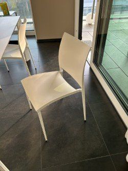 Tavoli: Esstisch mit 4 Designstühlen – Usato da Zürich venduto da Luci08 1