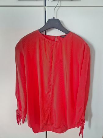 Damenbluse mit Ausschnitt und Handverschluss mit Schleifen