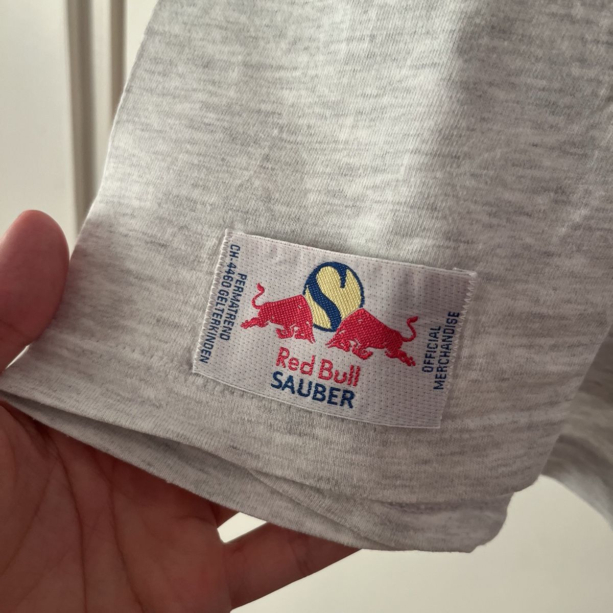 Leibchen & Hosen: Red Bull Sauber Formula 1 Vintage 90s – Gebraucht aus Winterthur von LaBodega 3