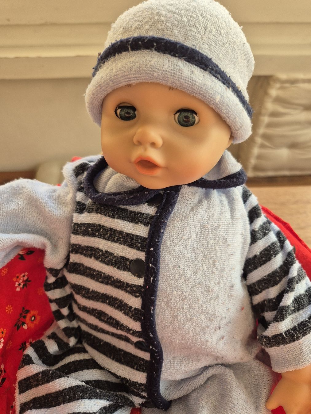 Puppen: Poupée 'bébé' avec habits et accessoires, couffin/corbeille – Gebraucht aus Domat/Ems von ver_7q9b 2