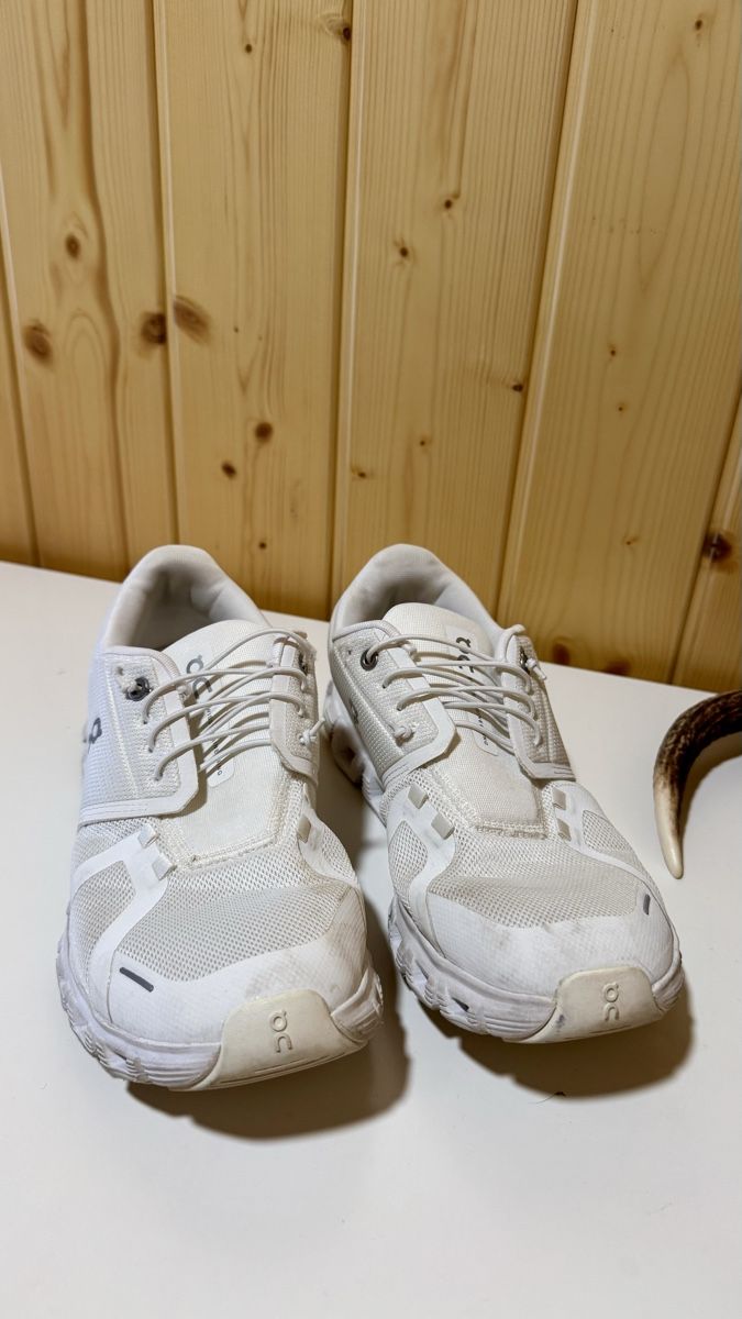 On Damenschuhe: On Cloud Laufschuhe weiss – Gebraucht aus Flumserberg Bergh von swiss.ski 1