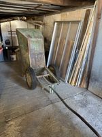 Handwagen mit Metallaufbau und zwei Rädern gebraucht