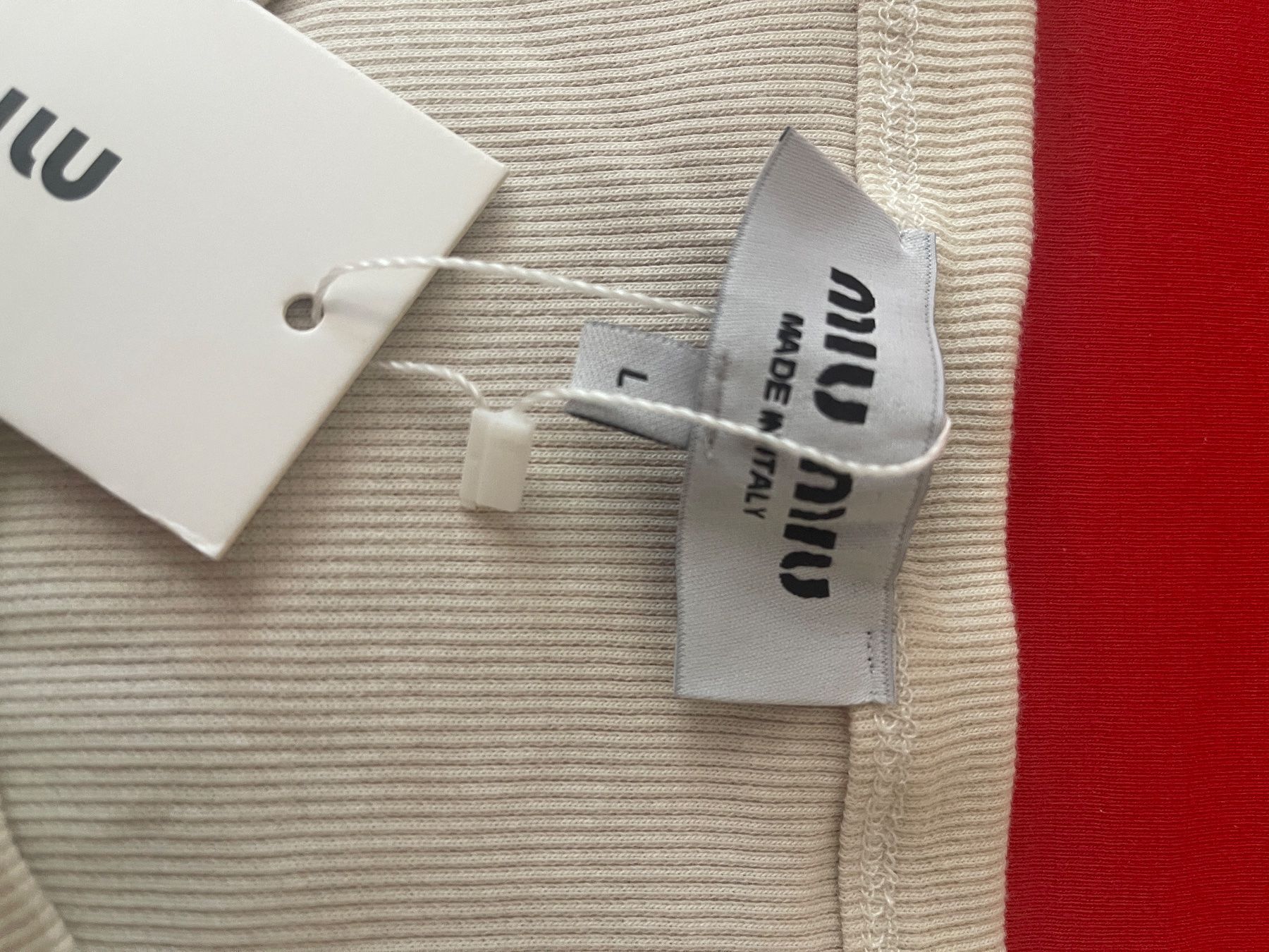 Miu Miu Top: Miu Miu Top,Cr.M – Nuovo (secondo la descrizione) da Bolligen venduto da Aquella71 2