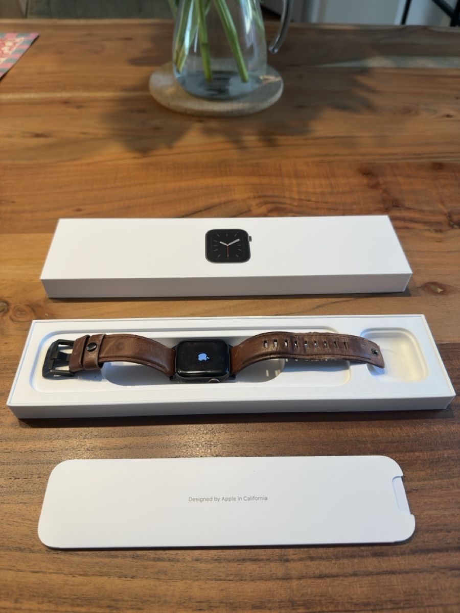 Apple Smartwatch: Apple Watch Series 6 with original box – Usato da Zürich venduto da fra_79kl