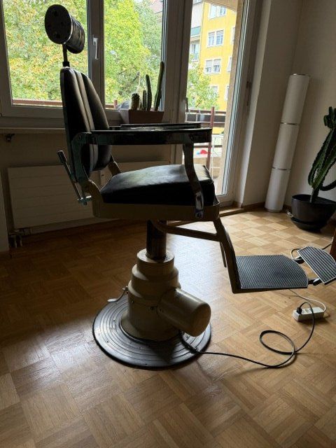 Kosmetik-& Massageliegen: VINTAGE COIFFEURSTUHL – Gebraucht aus Basel von spy4056 3