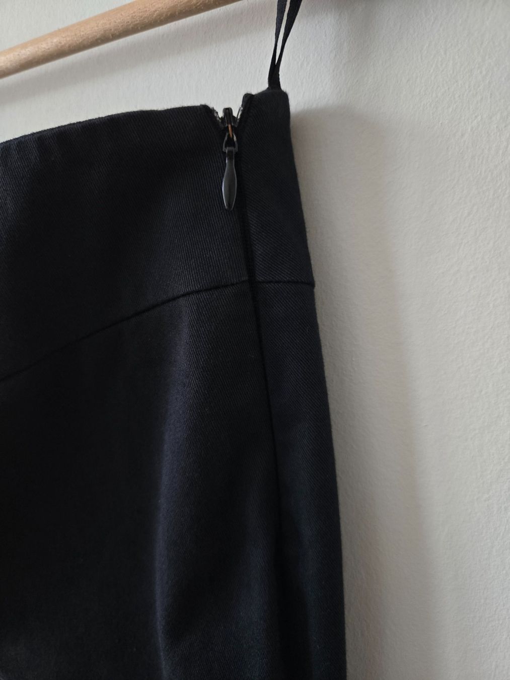 Versace Röcke: VERSACE JEANS COUTURE SCHWARZER BAUMWOLLROCK, GRÖSSE 34, – Gebraucht aus Zug von joa_dp6f 4