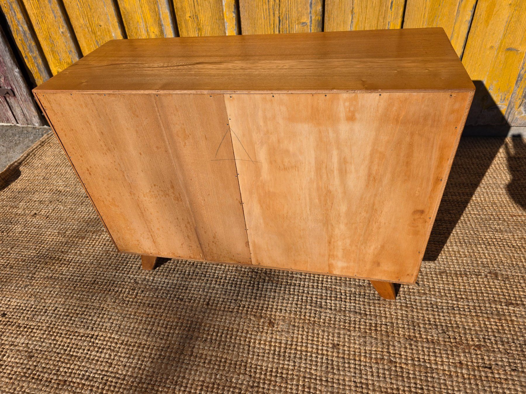 Kommoden: Mid-Century  Original Kommode Sproll style Vollmassiv Ulme – Gebraucht aus Haslen AI von Vintagelix 3