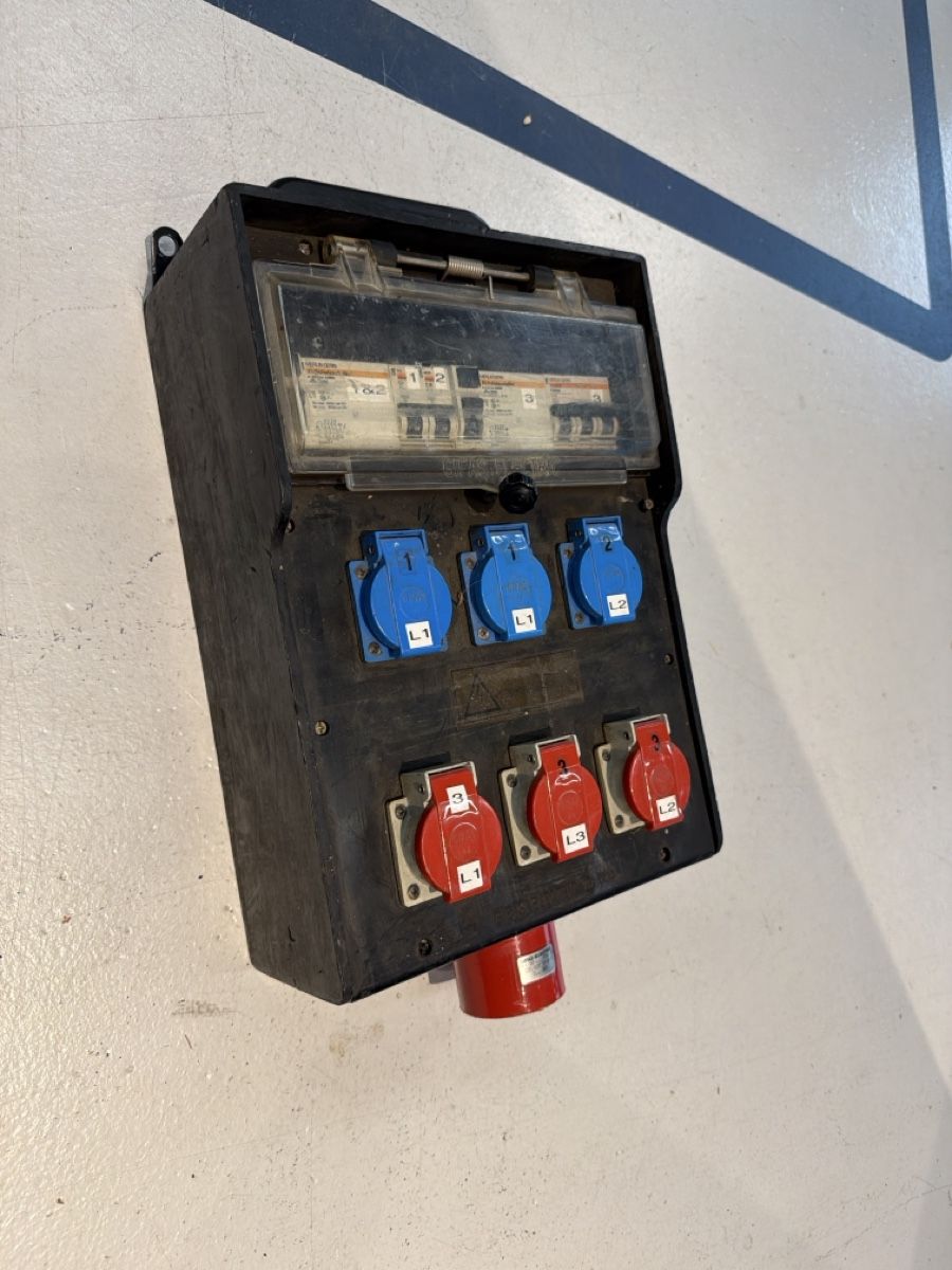 GIFAS Elettrotecnica: Strom Verteiler CEE 32A – Usato da Allschwil venduto da KONNEX_4123