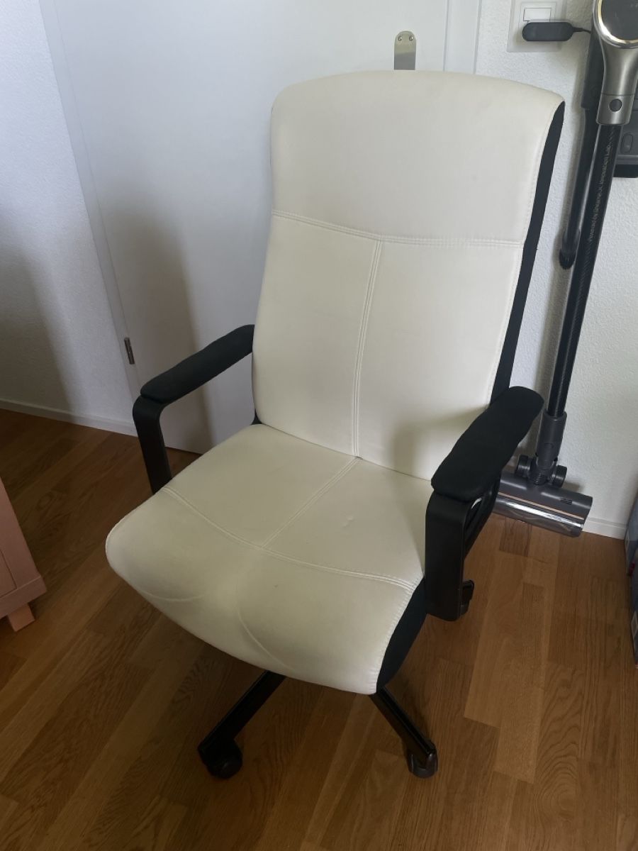 Ikea Stühle: Bürostuhl Lederoptik Weiss mit Rollen – Gebraucht aus Herzogenbuchsee von rinnardo