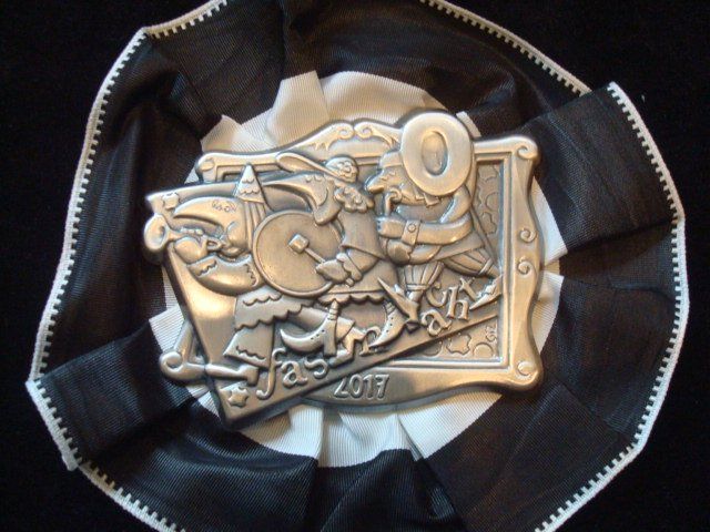 Placchette & Badge: Plakette Basel Zug Silber klein 2017 mit Rosette – Usato da Riehen venduto da Baerewaegli