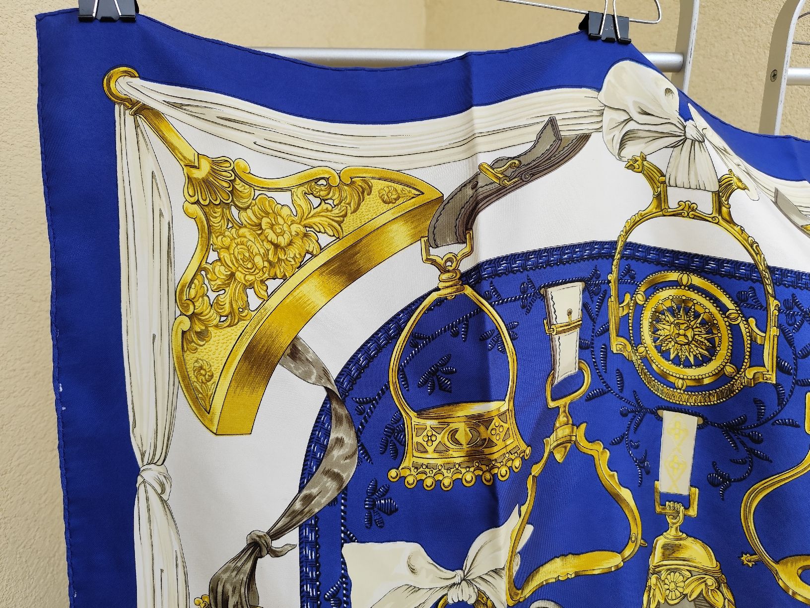 Hermès Foulard & Sciarpe: Carré Hermès bleu et doré – Usato da Montreux venduto da prl_z2lr 2