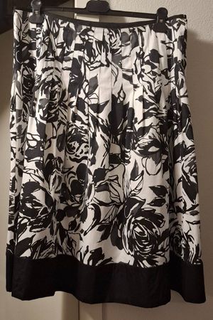 SEHR SCHÖNE UND ORIGINALE ROCK; ALBA MODA  (46)