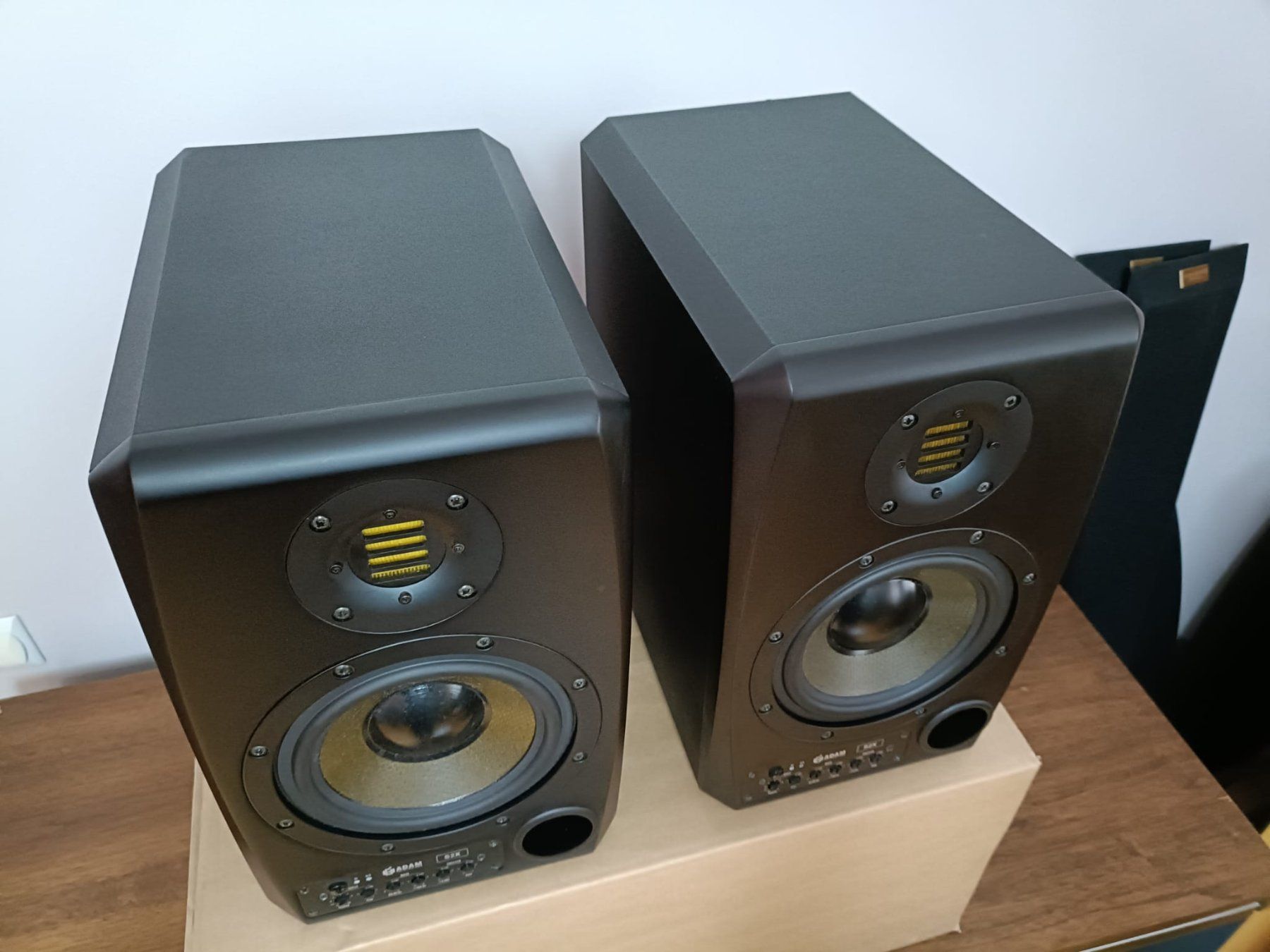 Adam Audio Casse acustiche: Adam Audio S2X studio monitors – Usato da Basel venduto da Threemice 3