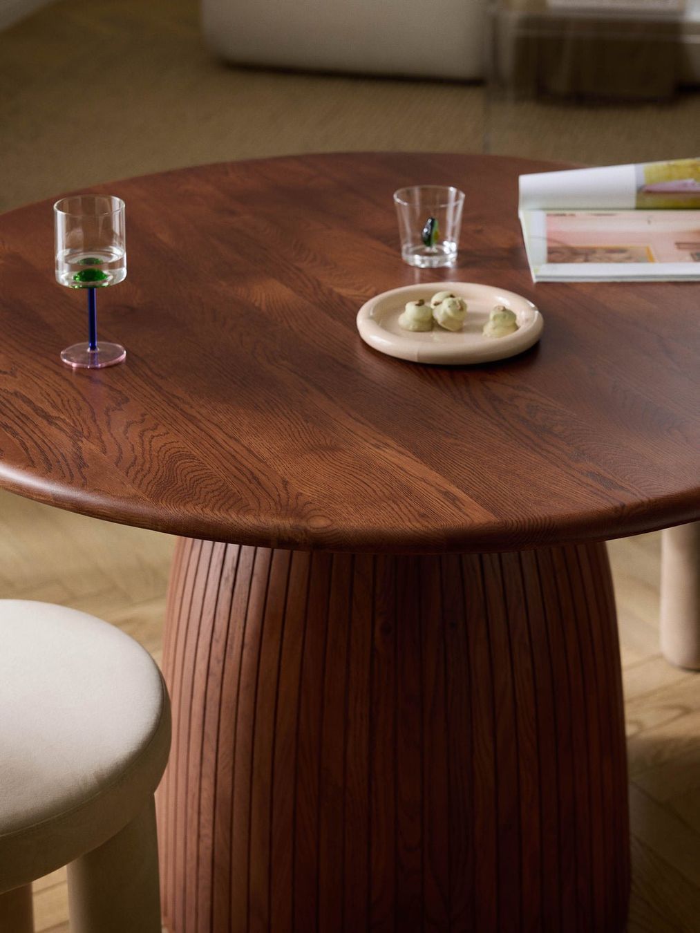 Westwing Tables: Nelly Round Dining Table with Groove Structure CHF 1499-50% – Neuf (Voir description) à Otelfingen par Yvonne_Outlet 6