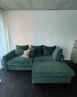 Grünes Ecksofa „Donato“ mit vielen Kissen 235 × 175 cm