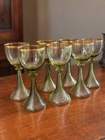 7 Vintage Weingläser / Römer - grünes Glas mit Goldrand