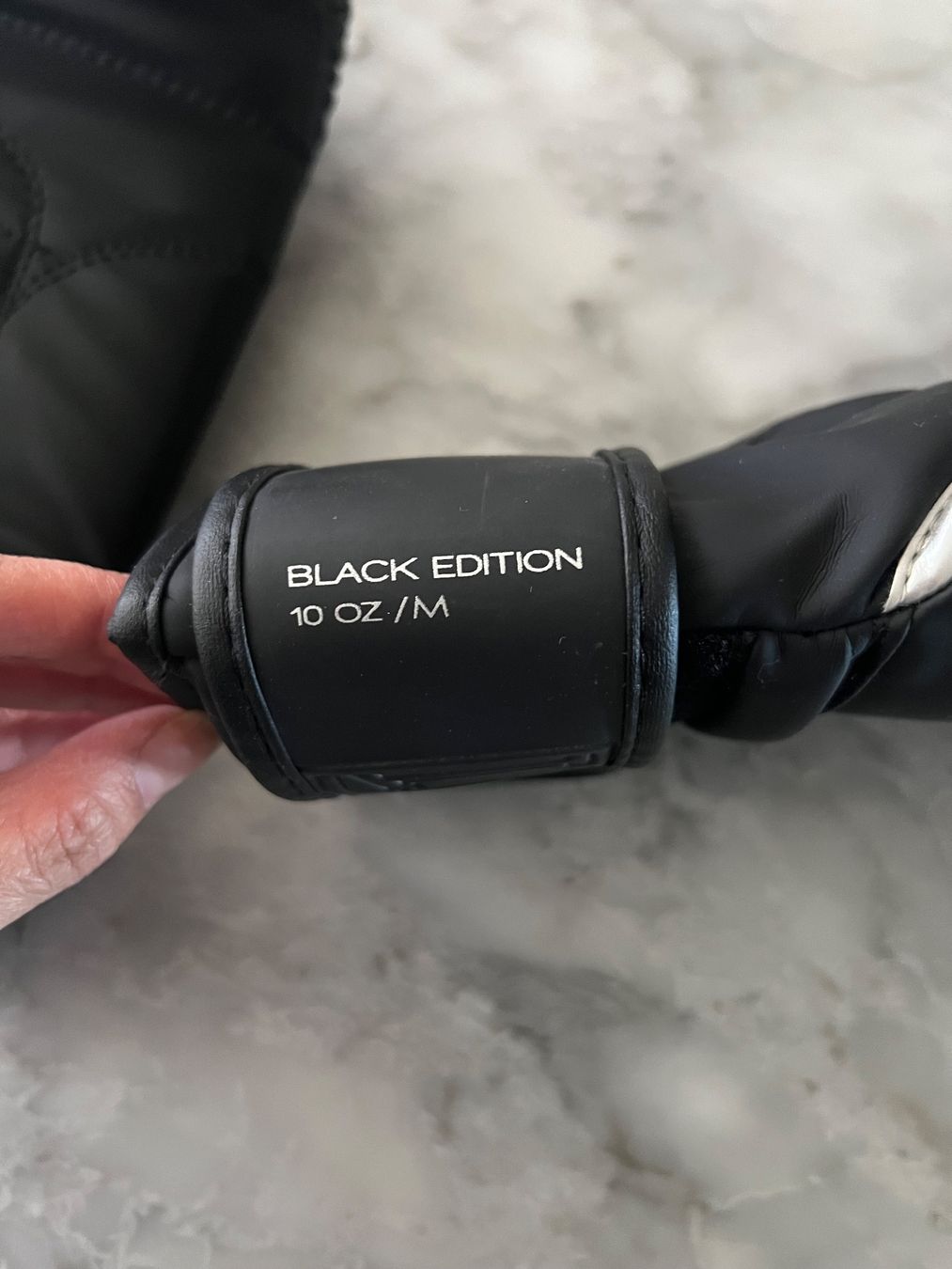 Guanti & manicotti: Boxhandschuhe Leone Black Small Hand 10 OZ – Usato da Hünenberg See venduto da mississauga 7