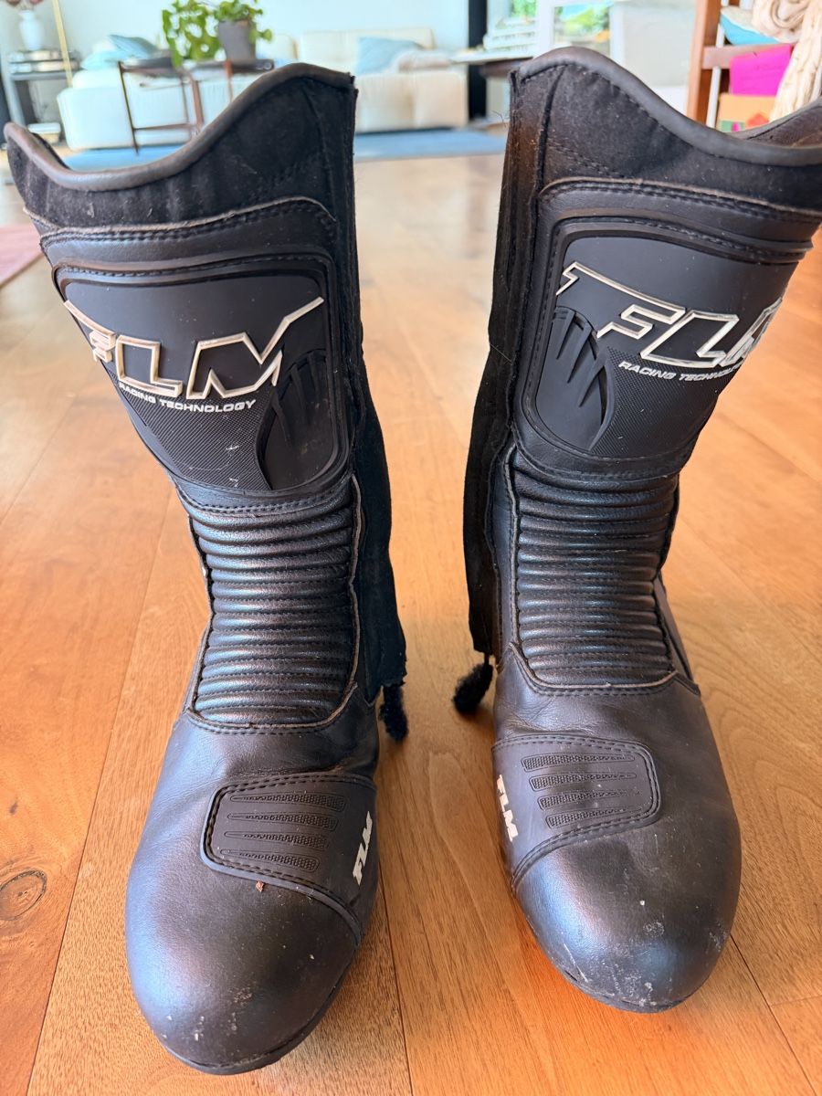 FLM Chaussures hommes: Motorradstiefel FLM schwarz Grösse 43 – D'occasion à Richterswil par Denhaltnoed
