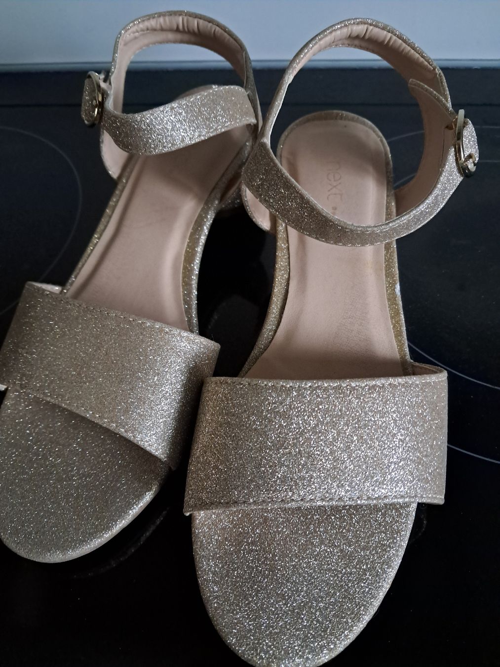 Next Schuhe für Mädchen: Glitzer-Sandalen Gr. 36 gold – Gebraucht aus Winterthur von fabelwin 1
