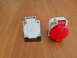 Prese industriali 10A/250-500V, set di 2, ottime!