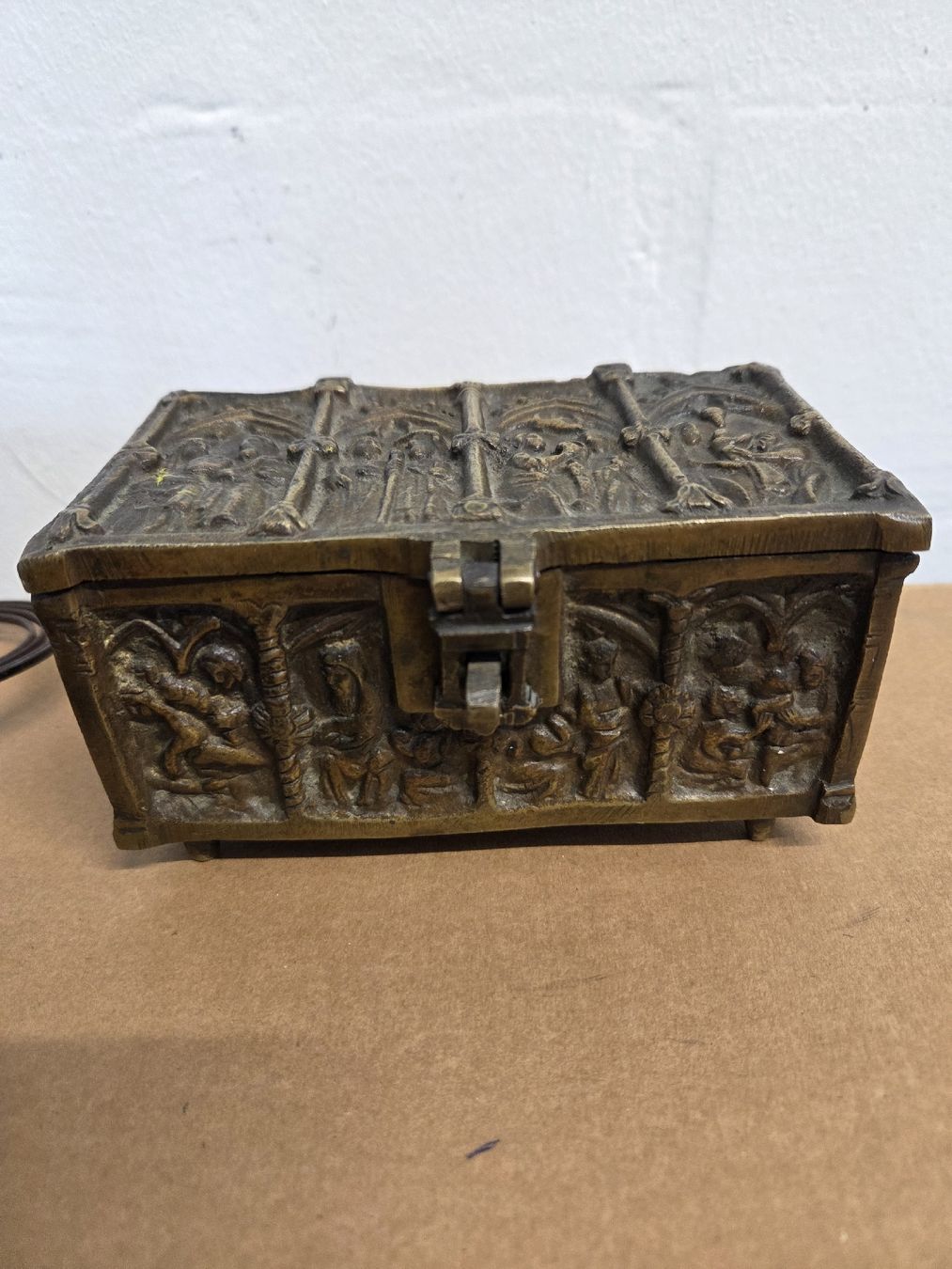 Barattoli: Antike Schmuckschatulle aus Bronze mit Relief – Usato da Dietikon venduto da Allegra34 8