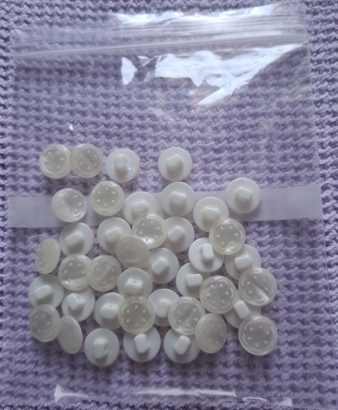 Knöpfe: 1 Lot Knöpfe, weiss mit Muster, 12 mm. – Neu (gemäss Beschreibung) aus Dietikon von Hirschkopf 4